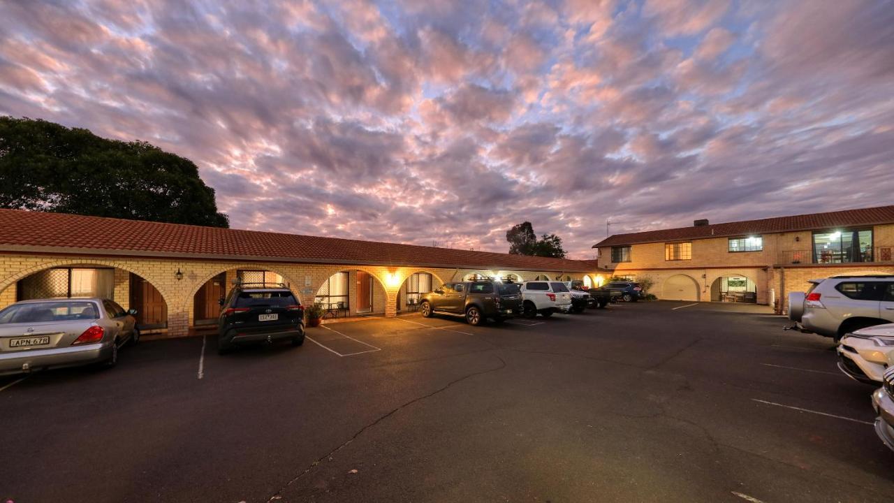 Forest Lodge Motor Inn & Restaurant ดับโบ ภายนอก รูปภาพ