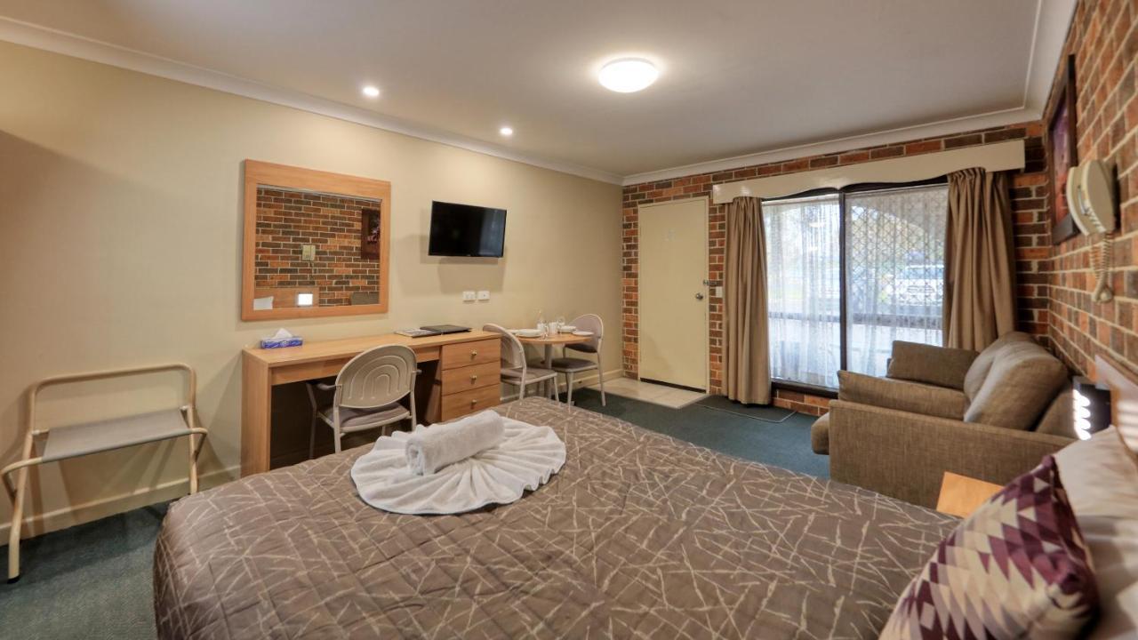 Forest Lodge Motor Inn & Restaurant ดับโบ ภายนอก รูปภาพ